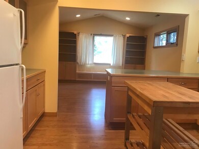 635 NE Irving Ave, Bend, OR 97701 - photo 4