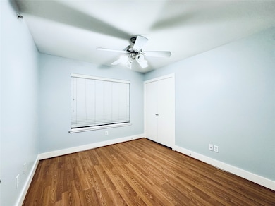 Secondary bedroom.