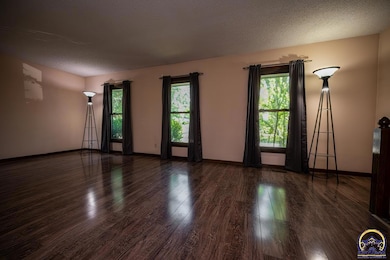 2801 SW Ashworth Place, Topeka, KS 66614 - photo 6