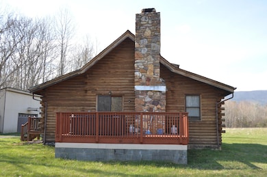 Side With Deck & hot Tub