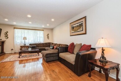 02_56DortmunderDr_1_LivingRoom_Small