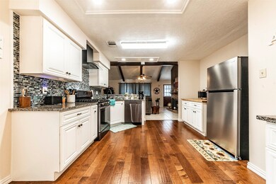 15730 Wandering Trail, Friendswood, TX 77546 - photo 2