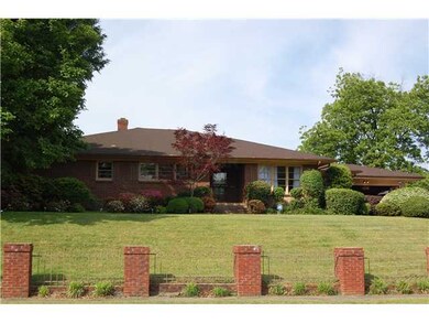 Well maintained home. All brick with exterior fres
