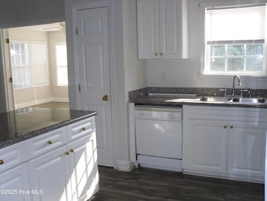 124 Pella Lane kitchen