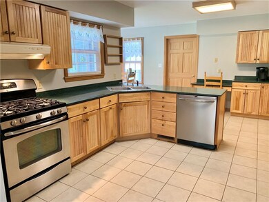 MAPLE KITCHEN WITH SS APPLIANCES, TILED FLOOR, FRE
