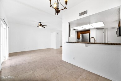 8601 N Fountain Dr-5