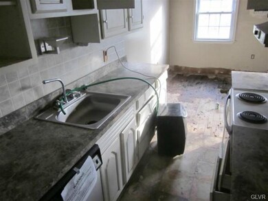 631 Dixon St, Allentown, PA 18103 - photo 4