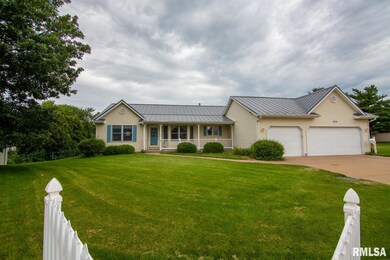 1629 W 44th Ct, Davenport, IA 52806 - photo 2