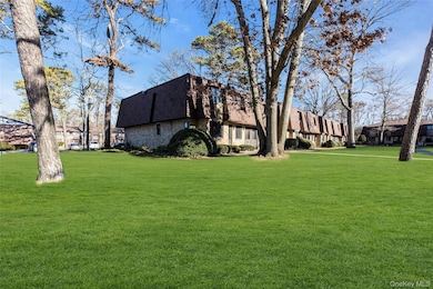 35 Newbrook Ln unit 35, Bay Shore, NY 11706 - photo 2