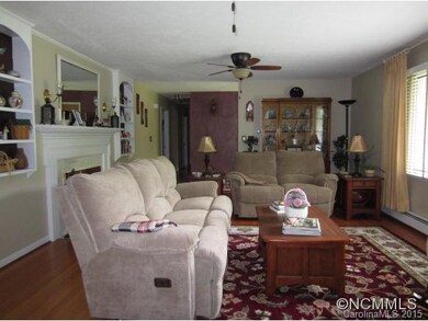 526 Overhill Dr, Hendersonville, NC 28792 - photo 3