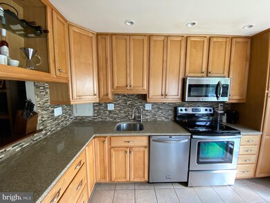 110 Roberts Ln unit 100, Alexandria, VA 22314 - photo 2