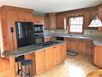 Big and Beautiful! Eat in kitchen with granite top