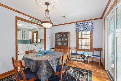 007-photo-dining-room-6830359