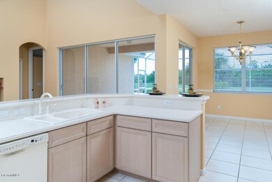 Kitchen w/breakfast bar and nook
