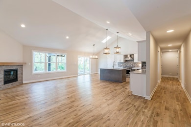 06_9529112th_10001_LivingRoom_MRED_2000x