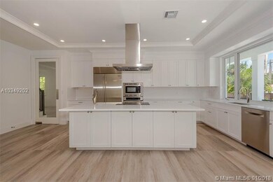 SPACIOUS EAT IN KITCHEN