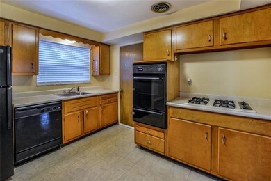 Fully equipped, eat-in kitchen!