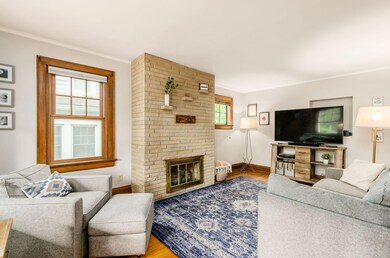 LR-Gas Log Fireplace