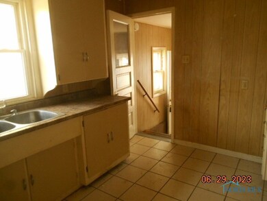 5242 Cowan St, Toledo, OH 43613 - photo 2