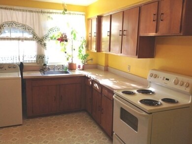 136 Parsons St, Easthampton, MA 01027 - photo 4