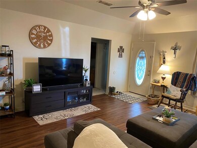 200 Candlewood Cir, Gainesville, TX 76240 - photo 4