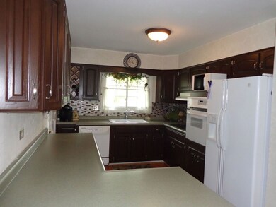 332 W Hawthorne Blvd, Mundelein, IL 60060 - photo 3