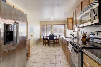 B (4) Kitchen