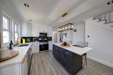 16 Roosevelt Ave unit 14, Hicksville, NY 11801 - photo 6