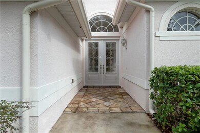 ENTRANCE WITH DOUBLE GLASS DOORS