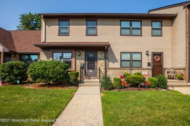 002_31 Village Green Way, Hazlet02