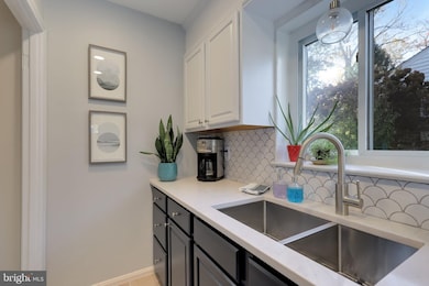 10807 Maple St, Fairfax, VA 22030 - photo 5