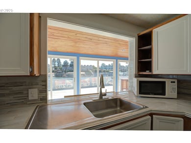 300 NE Tomahawk Island Dr unit E10, Portland, OR 97217 - photo 7