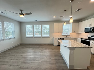 SHOW UNIT, LAYOUT MAY BE DIFFERENT