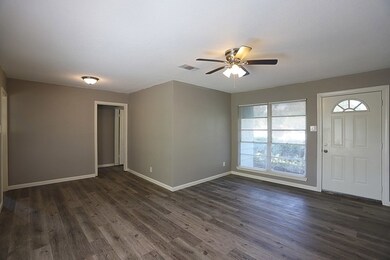 201 Mclemore Dr, Alvin, TX 77511 - photo 3