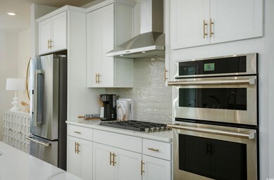 Kitchen featuring tasteful backsplash, white cabin