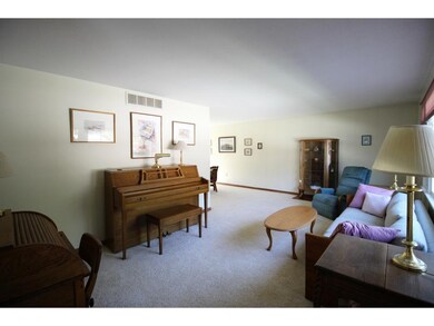 18 Hampton Dr, Nashua, NH 03063 - photo 4