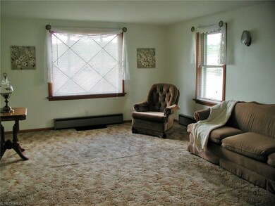 Spacious Living Room..there is hardwood floors und