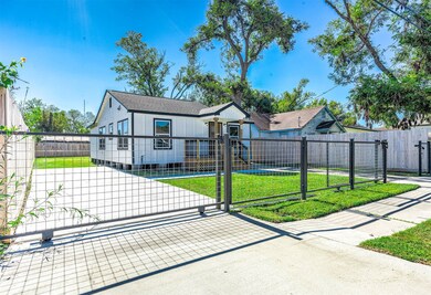 212 Palmyra St, Houston, TX 77022 - photo 2