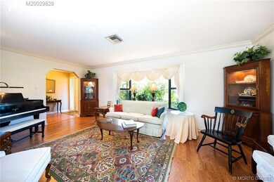 Entertain! Bay window living room.
