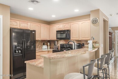 KITCHEN / BREAKFAST BAR