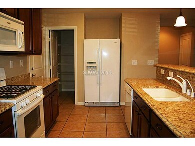 Kitchen. Cozy Kitchen with Granite, Breakfast Bar,