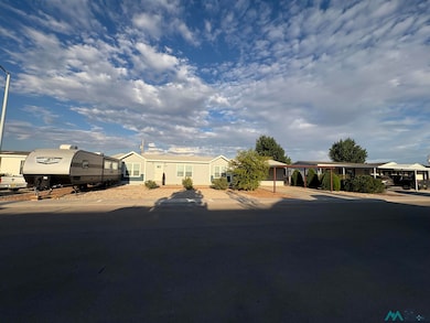 Manufactured / mobile home featuring driveway