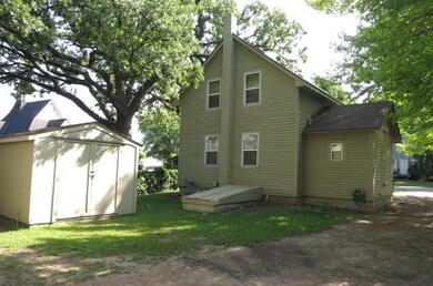 Lots of additional parking space behind the house 