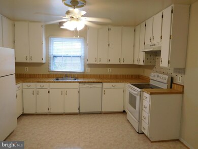 8050 Sleepy View Ln, Springfield, VA 22153 - photo 6