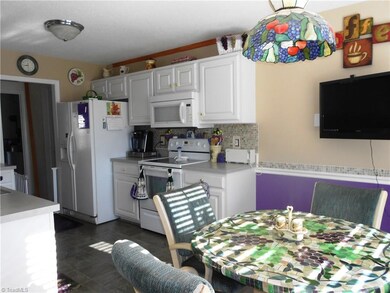 Seller says TV stays!!!