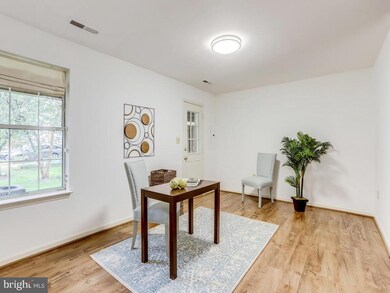 13114 Kidwell Field Rd, Herndon, VA 20171 - photo 4