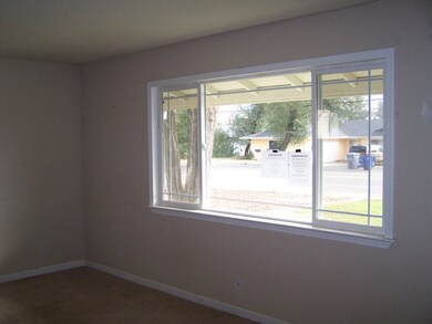 043-751171 - Living Room