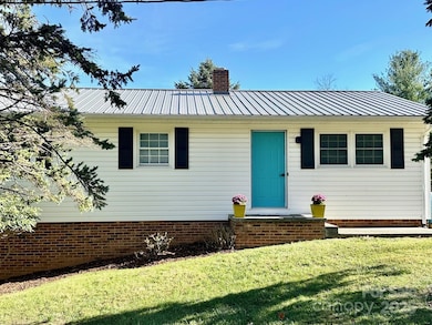 411 Poplar Ave, West Jefferson, NC 28694 - photo 2