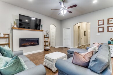 944 E 5th St, Springtown, TX 76082 - photo 7