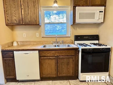 635 8th Ave S, Clinton, IA 52732 - photo 2